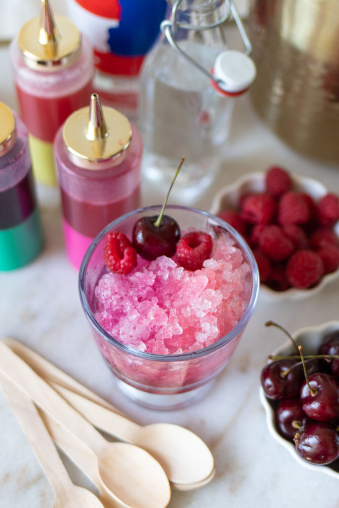 Make Boozy Snow Cones for 4th of July with real fruit snow cone syrups! Use fresh or frozen fruit to make adult snow cones for summer parties // #4thofjuly #snowcones #partyideas #cocktails