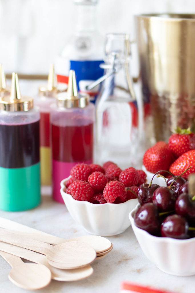 Make Boozy Snow Cones for 4th of July with real fruit snow cone syrups! Use fresh or frozen fruit to make adult snow cones for summer parties // #4thofjuly #snowcones #partyideas #cocktails