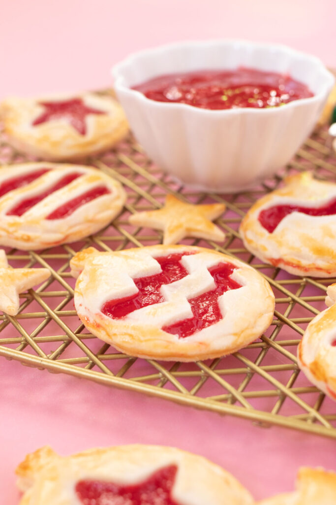 Ornament Pies // Christmas Hand Pies // Cut pie dough into ornament shapes with cut-out details for making cute mini Christmas pies! Fill with colorful cherry pie filling for a great holiday treat or after-dinner Christmas dessert #christmasrecipe #pie #handpies #christmasdessert #pierecipe #cookiecutters #diyornaments